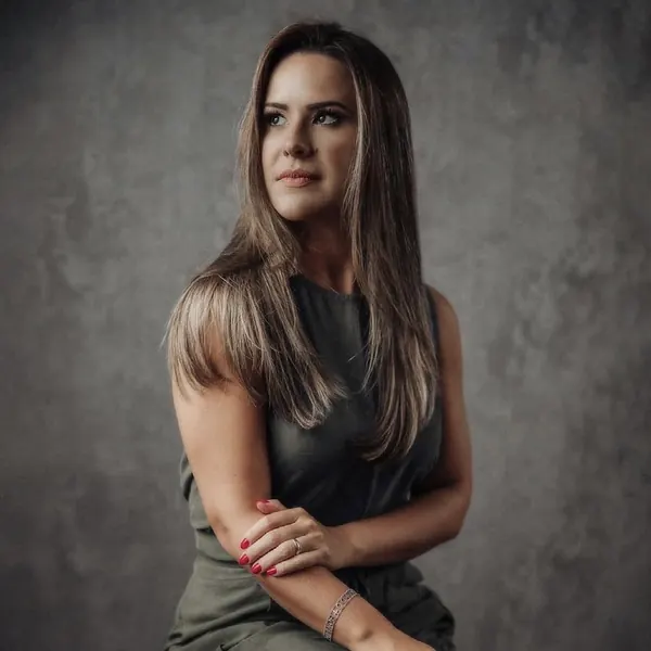 Retrato da Dra. Sabrine Vilán em estúdio